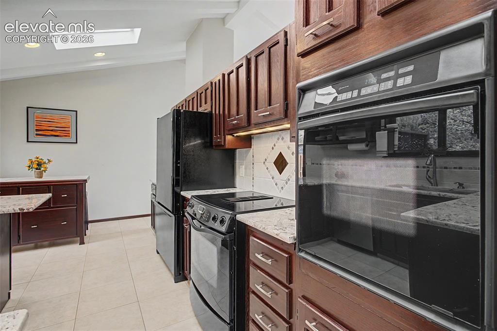Image 7 of 49: Kitchen