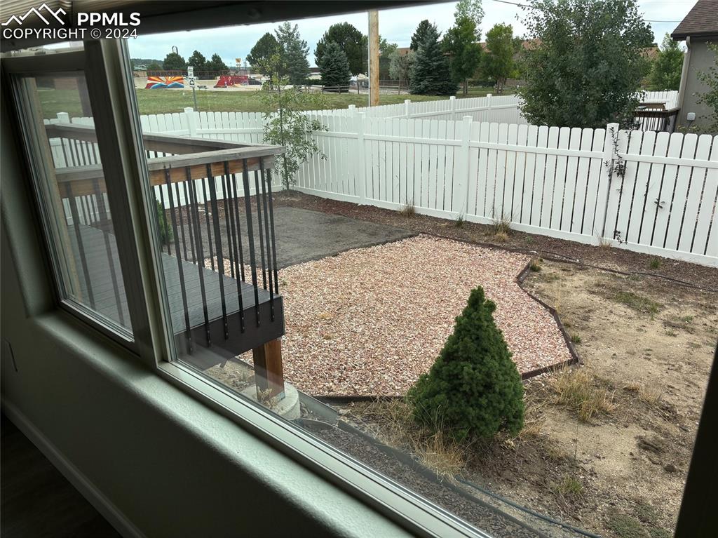 Image 22 of 25: Yard