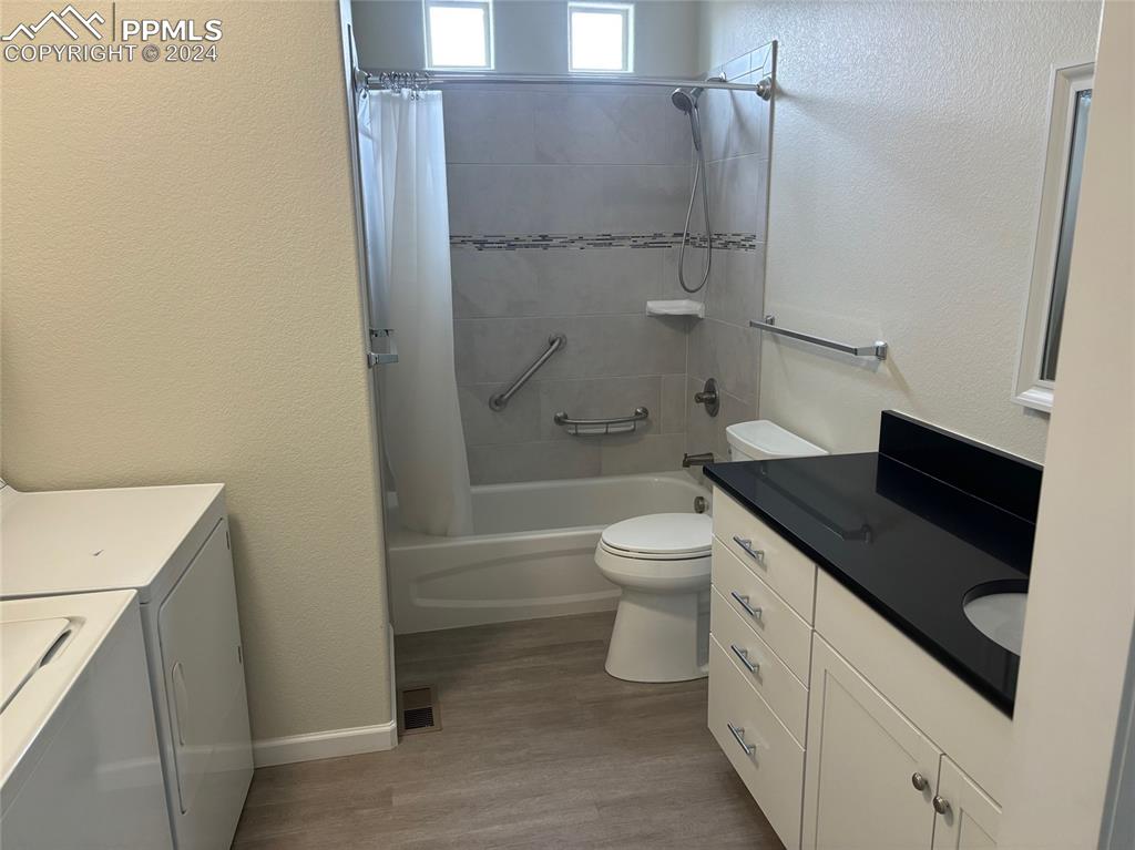 Image 6 of 25: Bathroom
