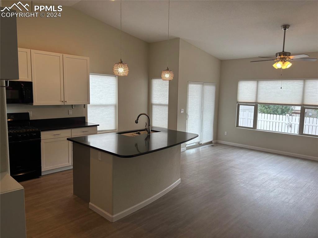 Image 7 of 25: Kitchen