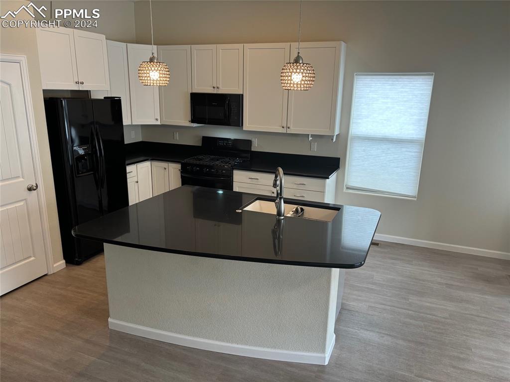 Image 8 of 25: Kitchen