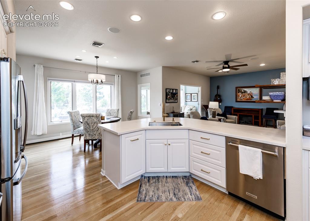 Image 10 of 50: Kitchen