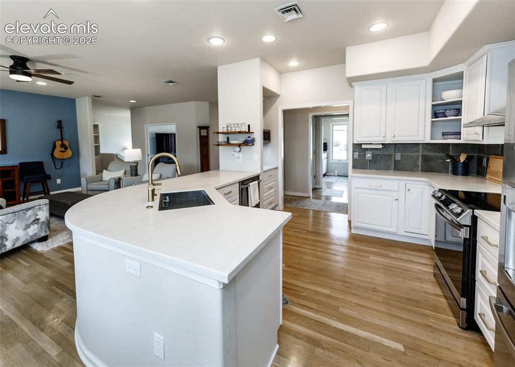 Image 8 of 50: Living Room