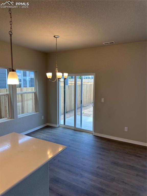 Image 3 of 11: Dining Area