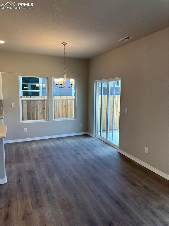 Image 4 of 11: Dining Area
