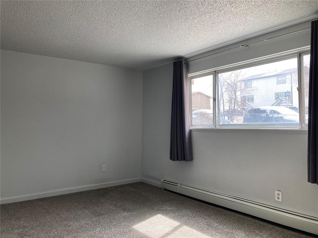 Image 3 of 10: Living room