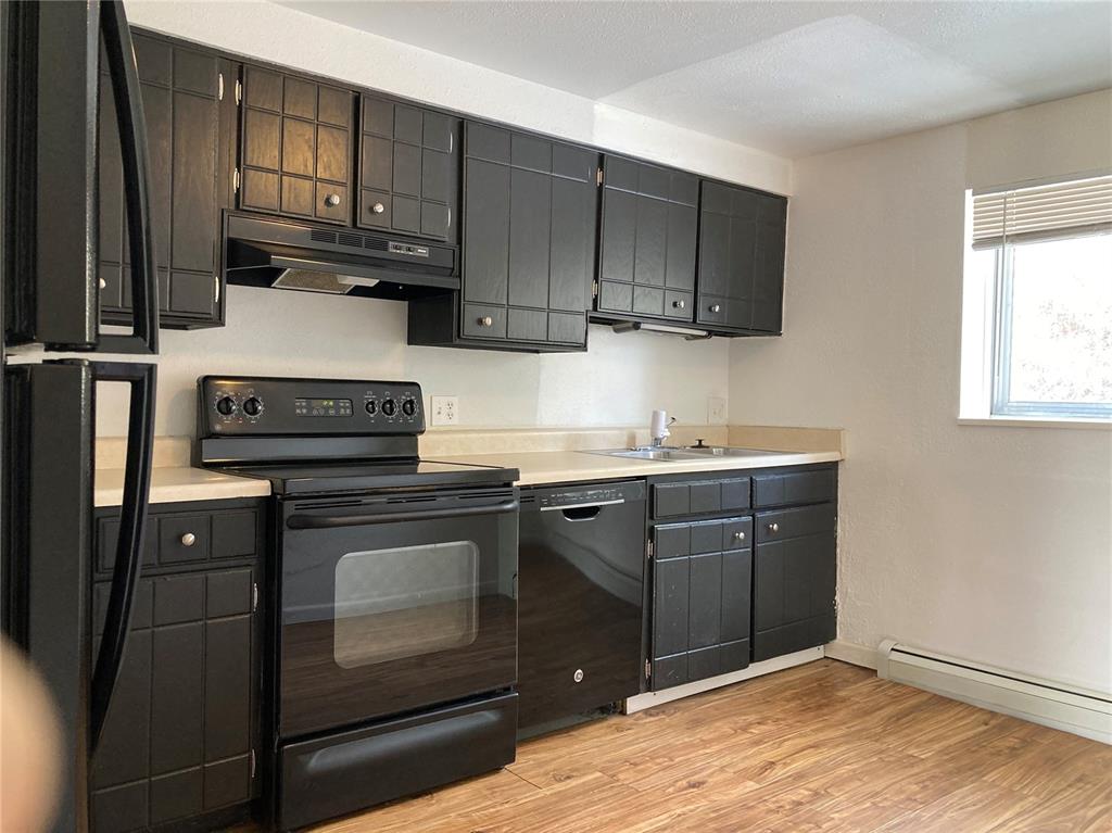 Image 6 of 10: Kitchen
