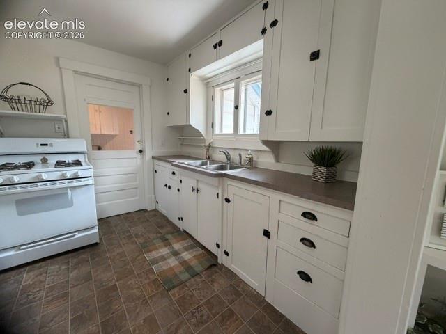 Image 10 of 45: Kitchen