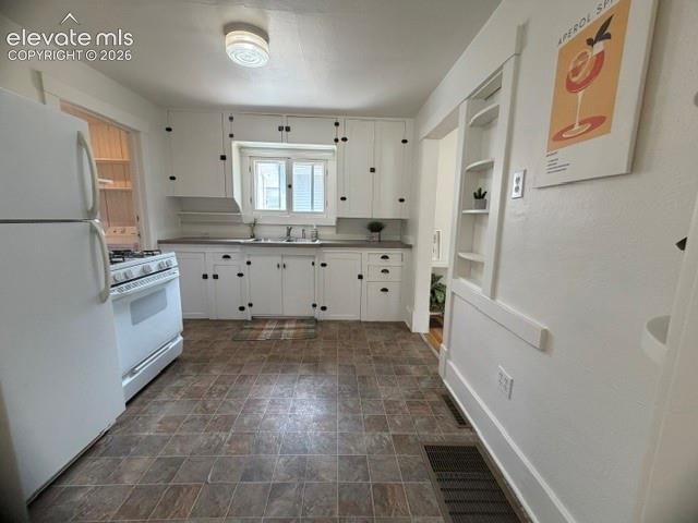 Image 12 of 45: Kitchen