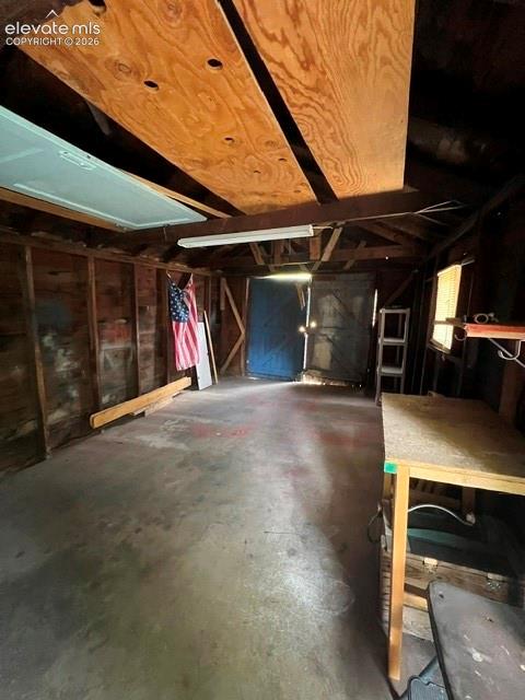 Image 43 of 45: Garage