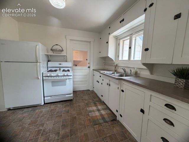 Image 9 of 45: Kitchen