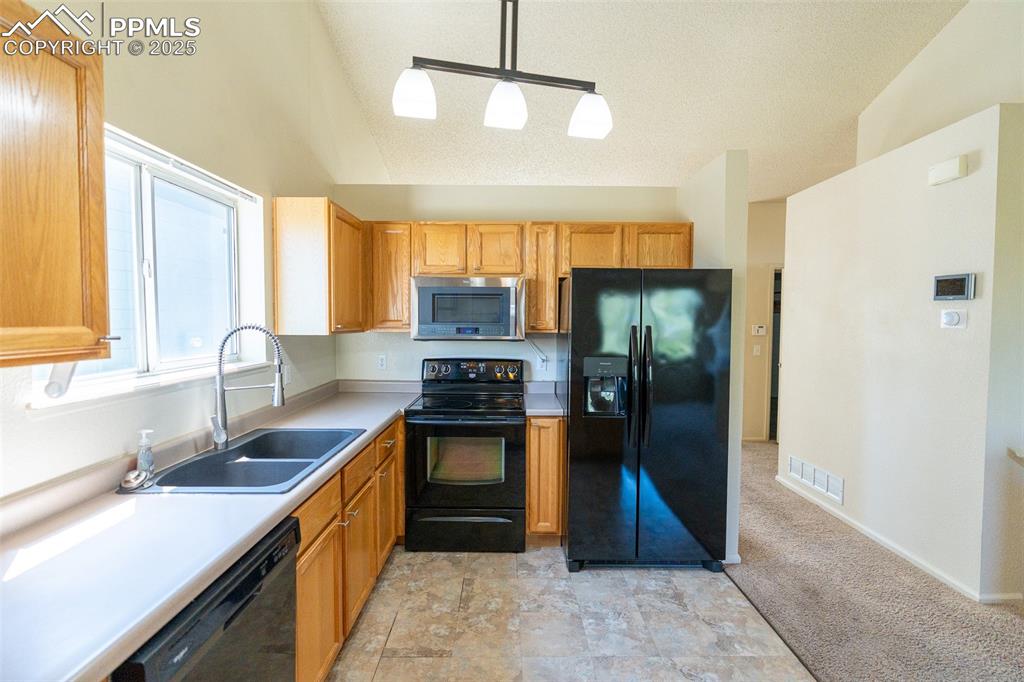 Image 10 of 33: Kitchen