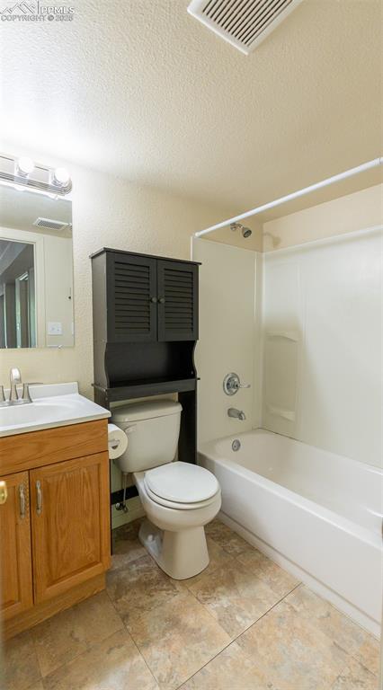 Image 25 of 33: Bathroom