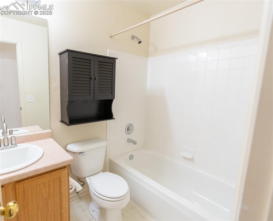 Image 8 of 33: Bathroom