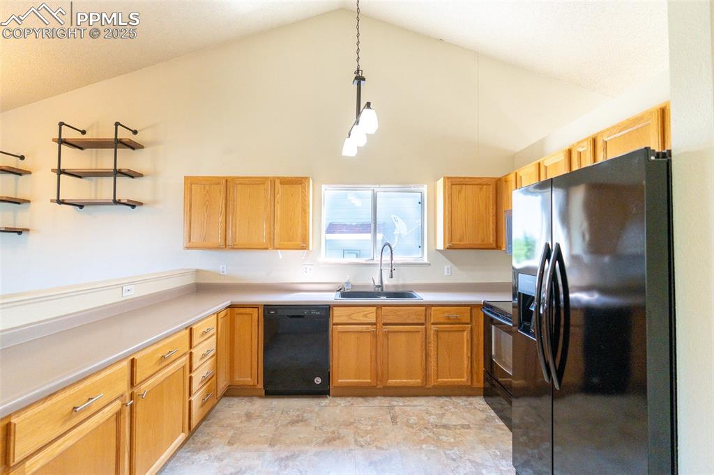 Image 9 of 33: Kitchen