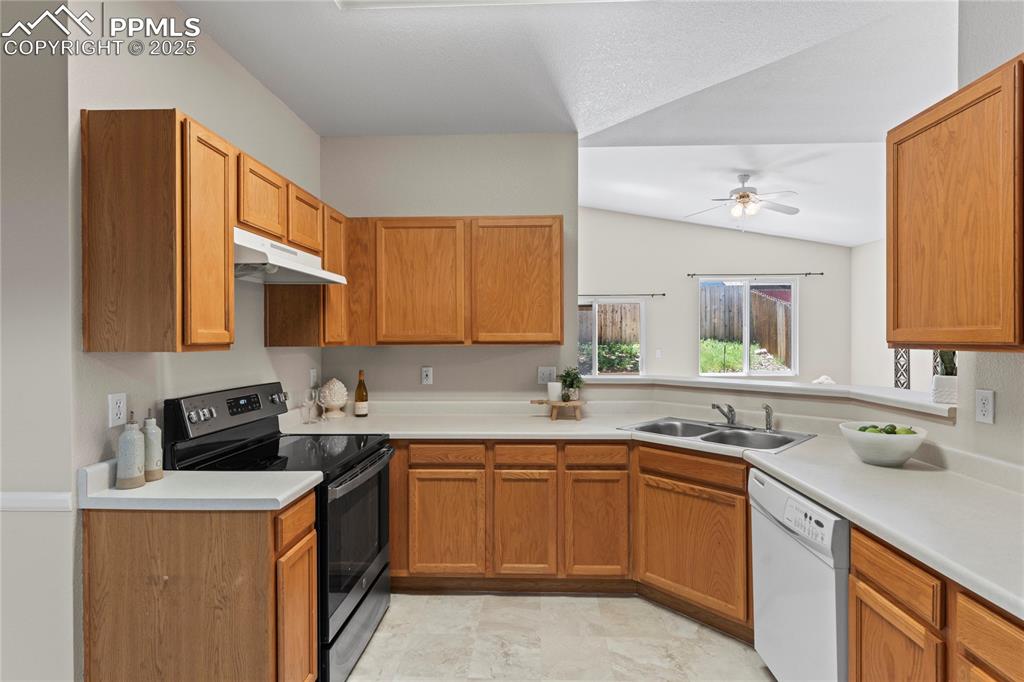 Image 13 of 44: Kitchen