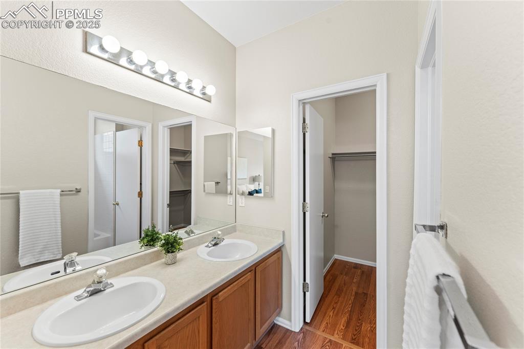 Image 17 of 44: Bathroom