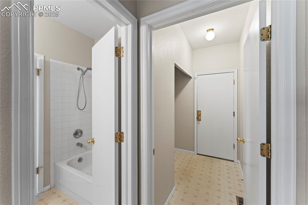 Image 25 of 44: Bathroom