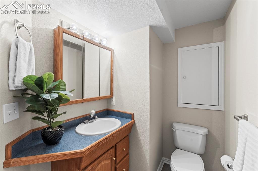 Image 35 of 44: Bathroom