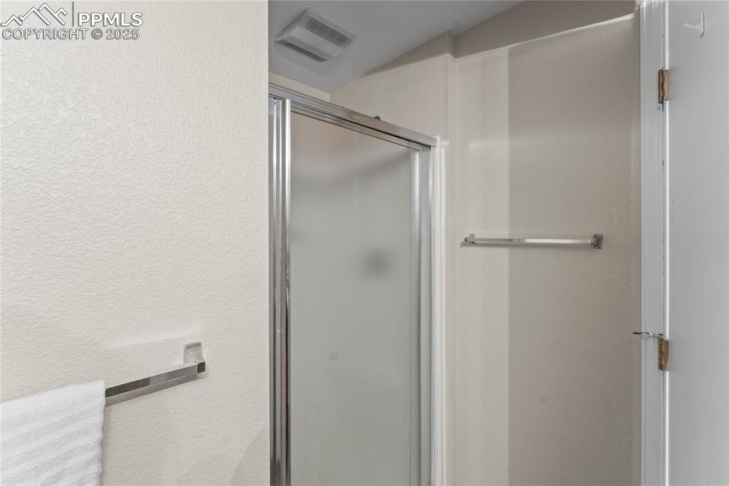 Image 36 of 44: Bathroom