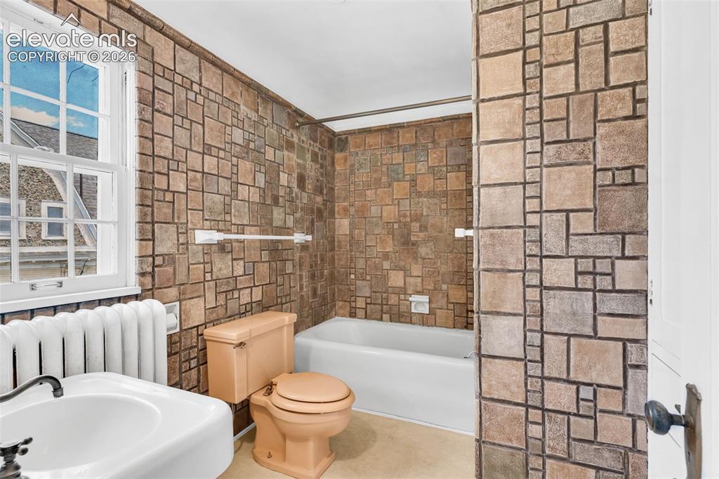 Image 20 of 41: Bathroom