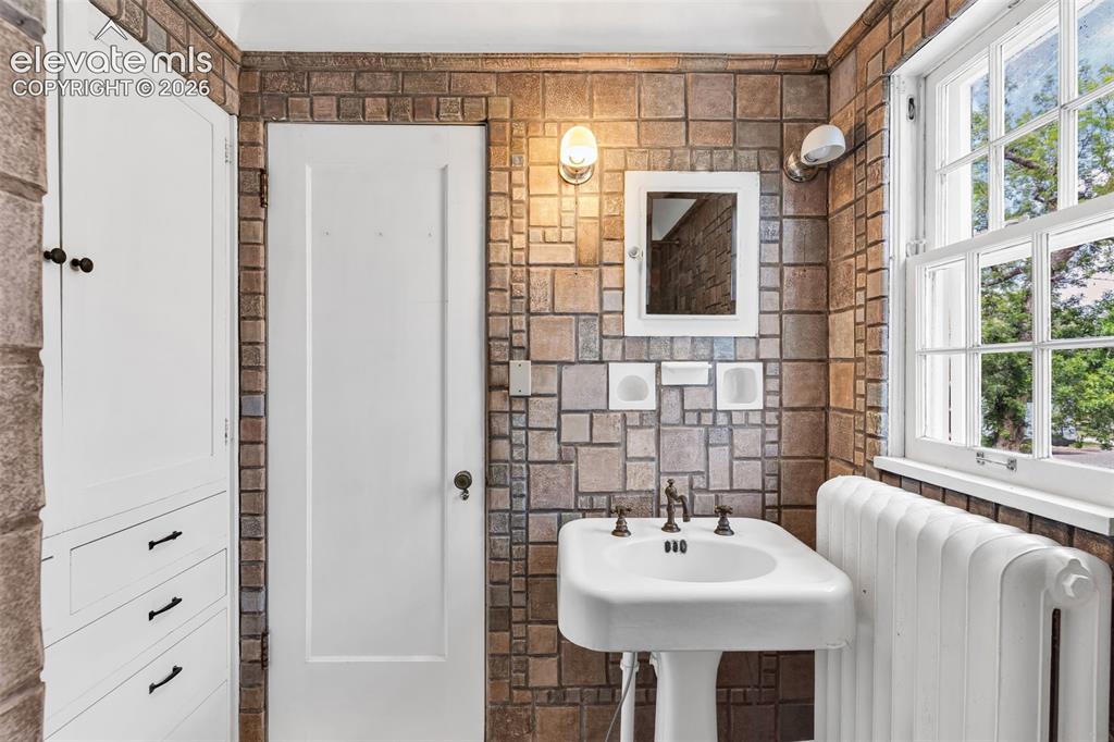 Image 21 of 41: Bathroom