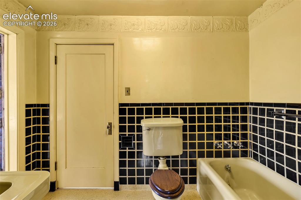 Image 22 of 41: Bathroom
