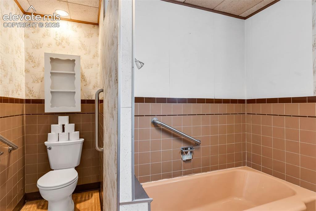 Image 33 of 41: Bathroom