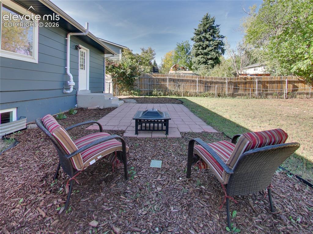 Image 4 of 32: backyard