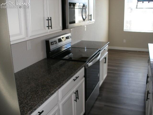 Image 16 of 43: Kitchen