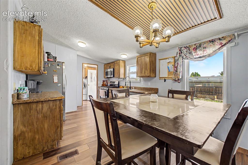 Image 10 of 29: Dining Area