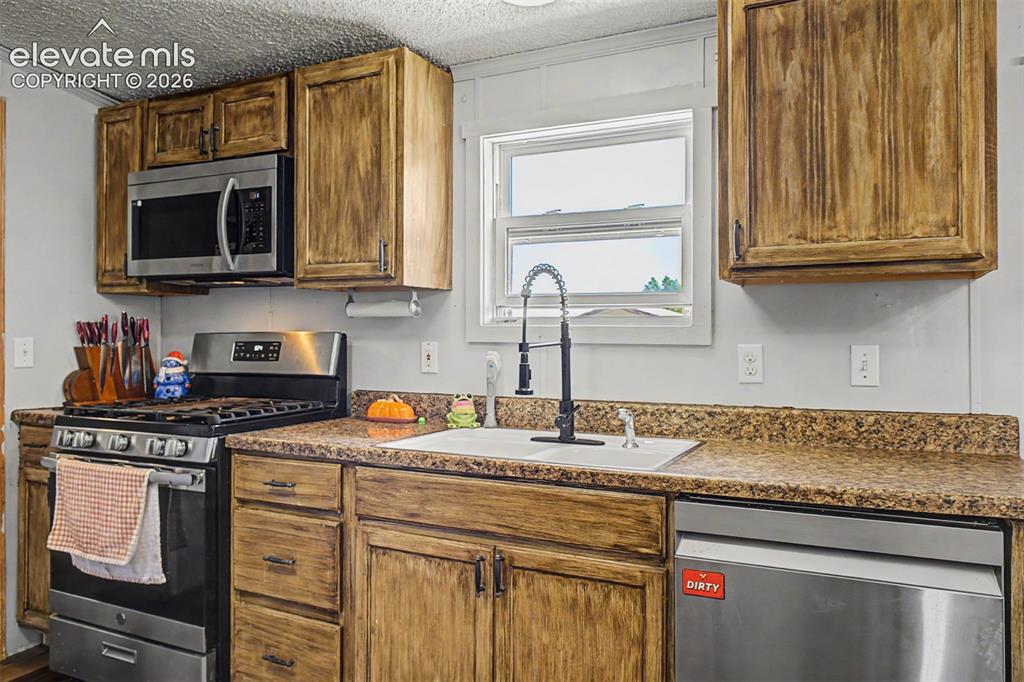 Image 11 of 29: Kitchen