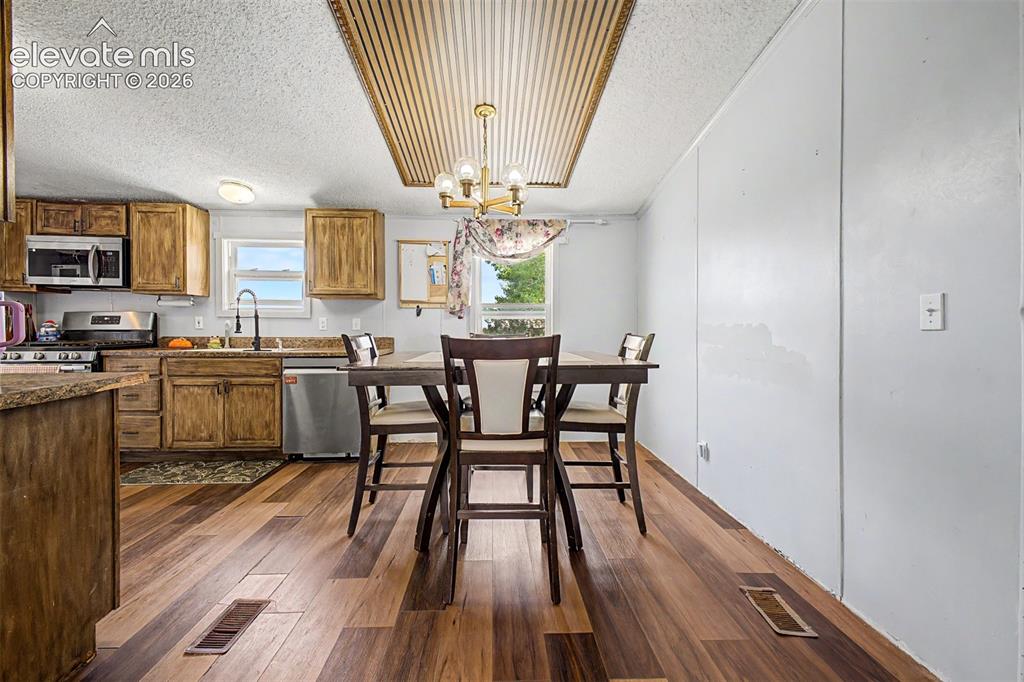 Image 9 of 29: Dining Area