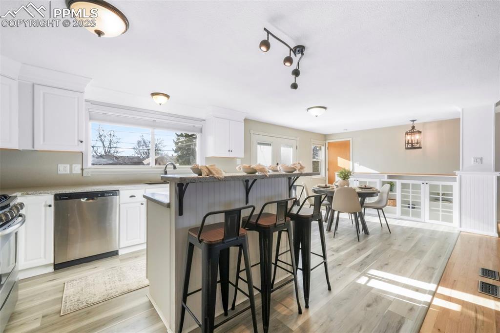 Image 11 of 50: Kitchen