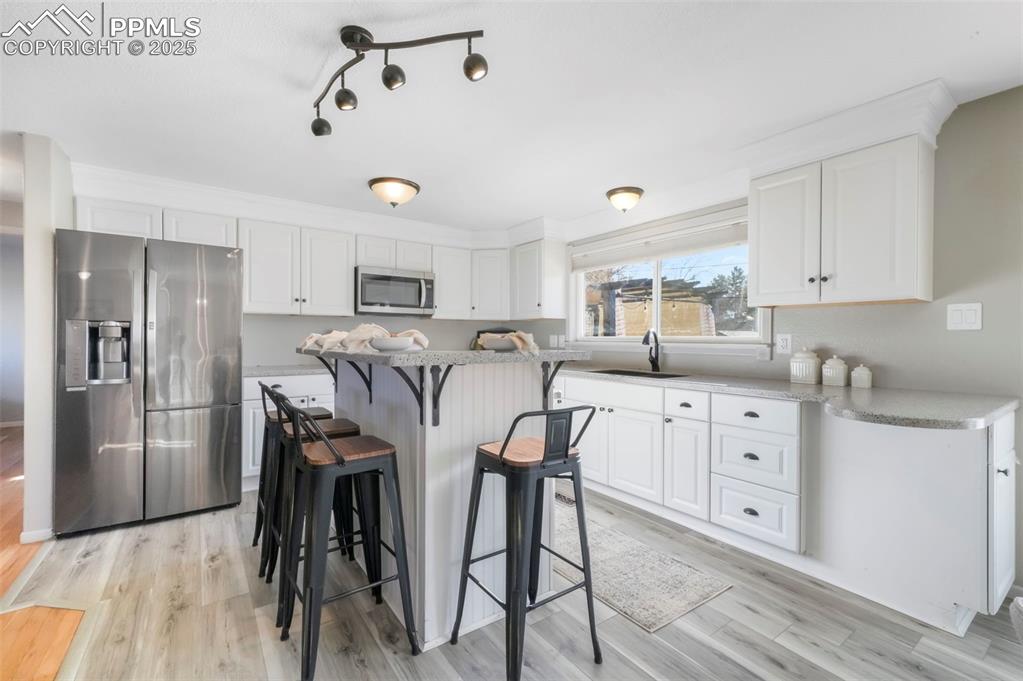 Image 13 of 50: Kitchen