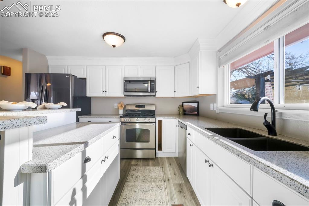 Image 14 of 50: Kitchen