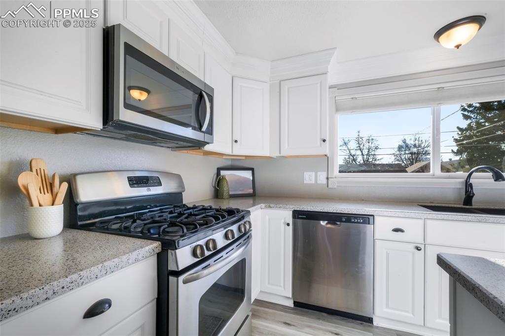 Image 15 of 50: Kitchen