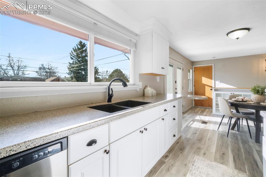 Image 16 of 50: Kitchen