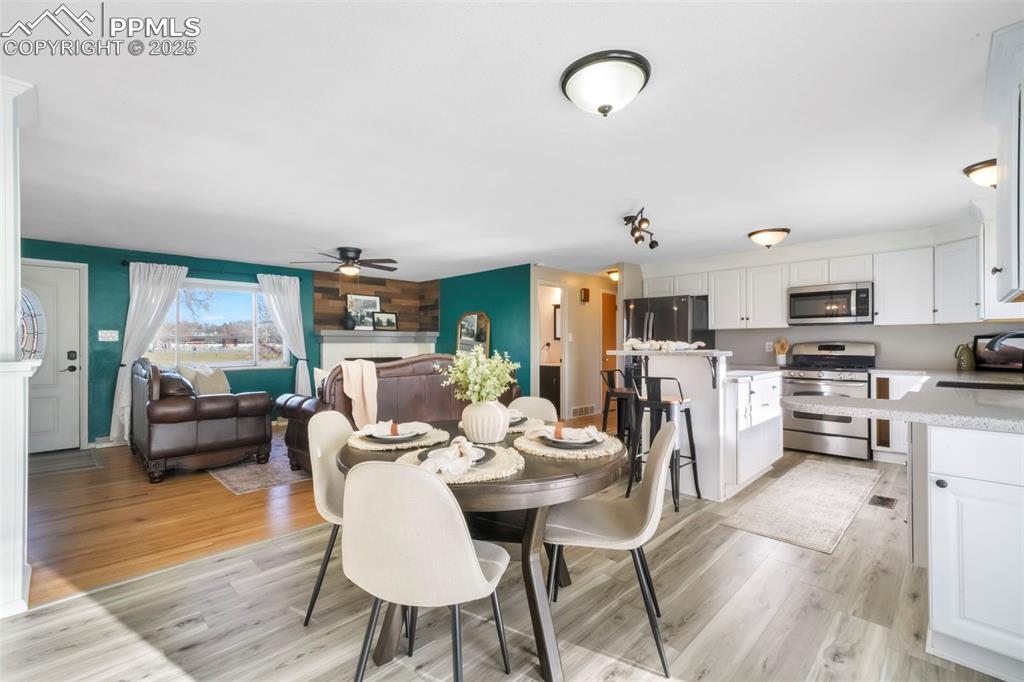 Image 17 of 50: Dining Area