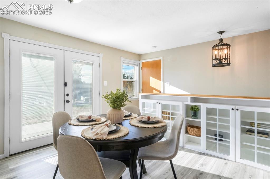 Image 20 of 50: Dining Area