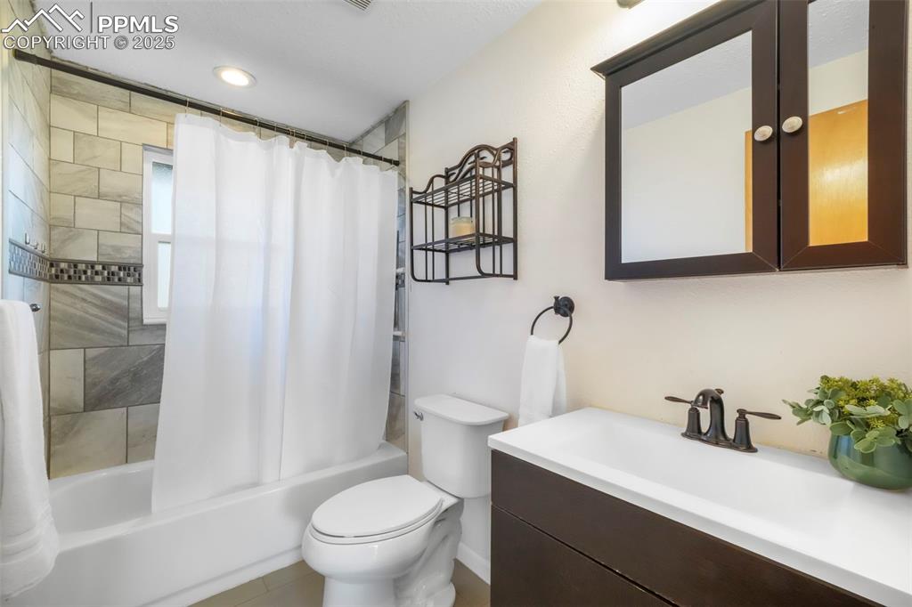 Image 24 of 50: Bathroom