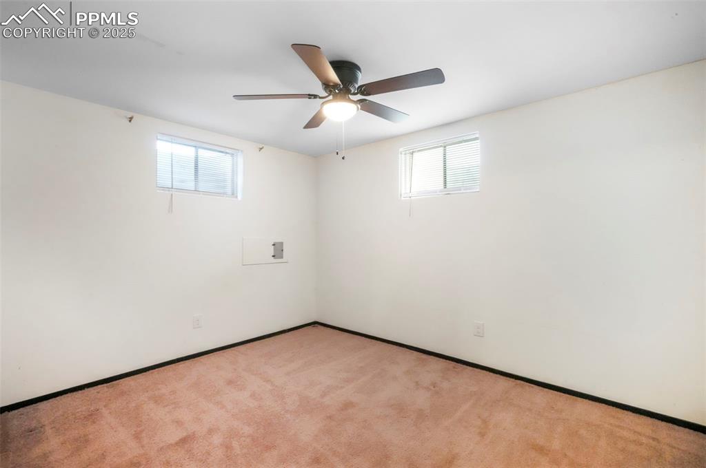 Image 36 of 50: Bedroom