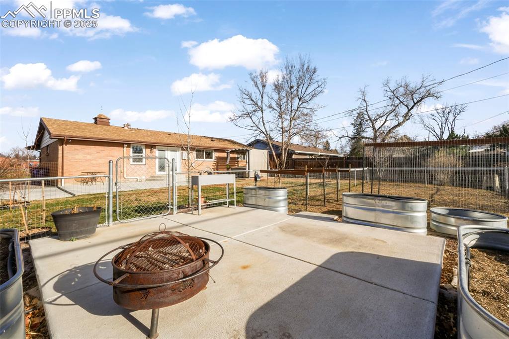 Image 39 of 50: Patio