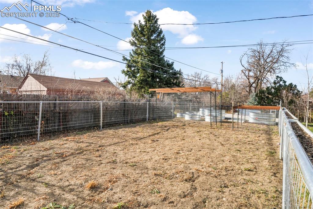 Image 41 of 50: Yard