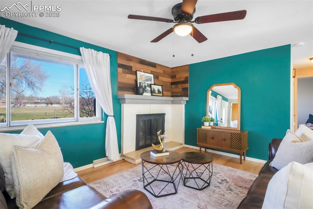 Image 6 of 50: Living Room