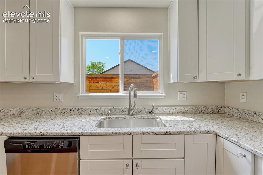 Image 14 of 47: Kitchen