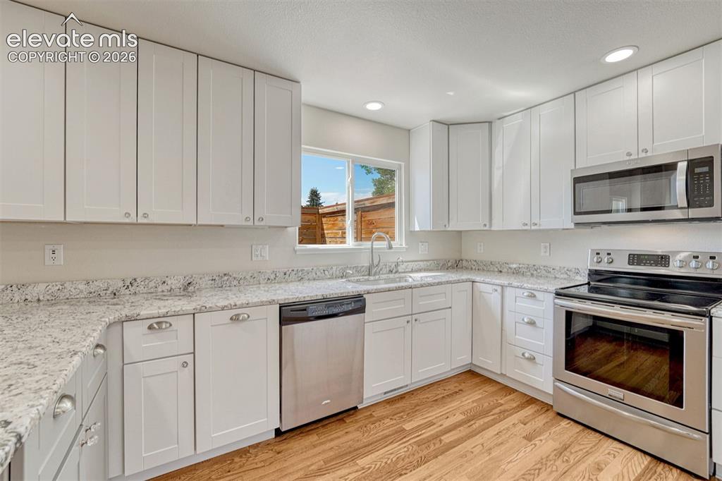 Image 15 of 47: Kitchen