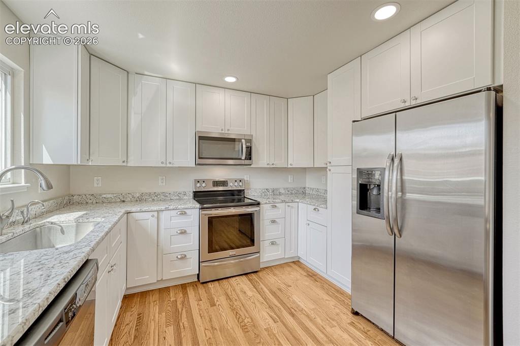 Image 17 of 47: Kitchen