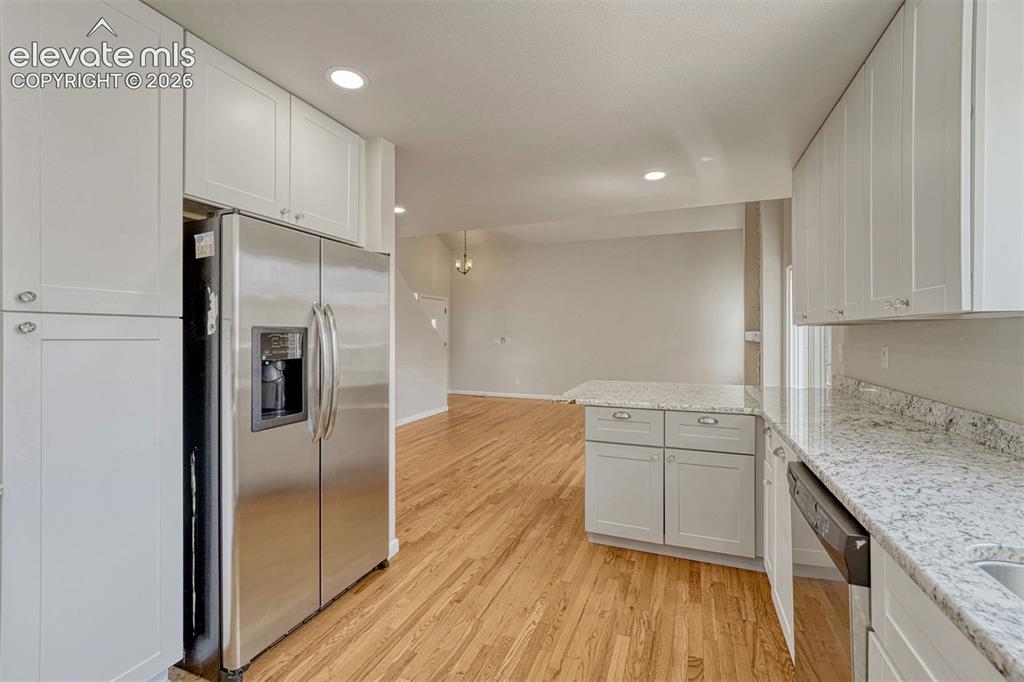 Image 18 of 47: Kitchen