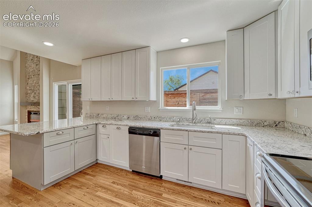 Image 19 of 47: Kitchen
